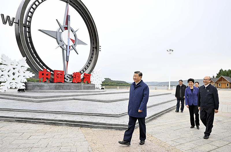 9月6日至8日，，，，中共中央总书记、国家主席、中央军委主席习近平在黑龙江考察。。。。这是6日下昼，，，，习近平在大兴安岭地区漠河市北极村考察。。。。