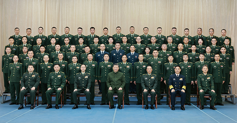 11月29日，，，，，中共中央总书记、国家主席、中央军委主席习近平到武警海警总队东海海区指挥部视察。。。。。。这是习近平亲热接见东海海区指挥部有关同志，，，，，同各人合影留念。。。。。。